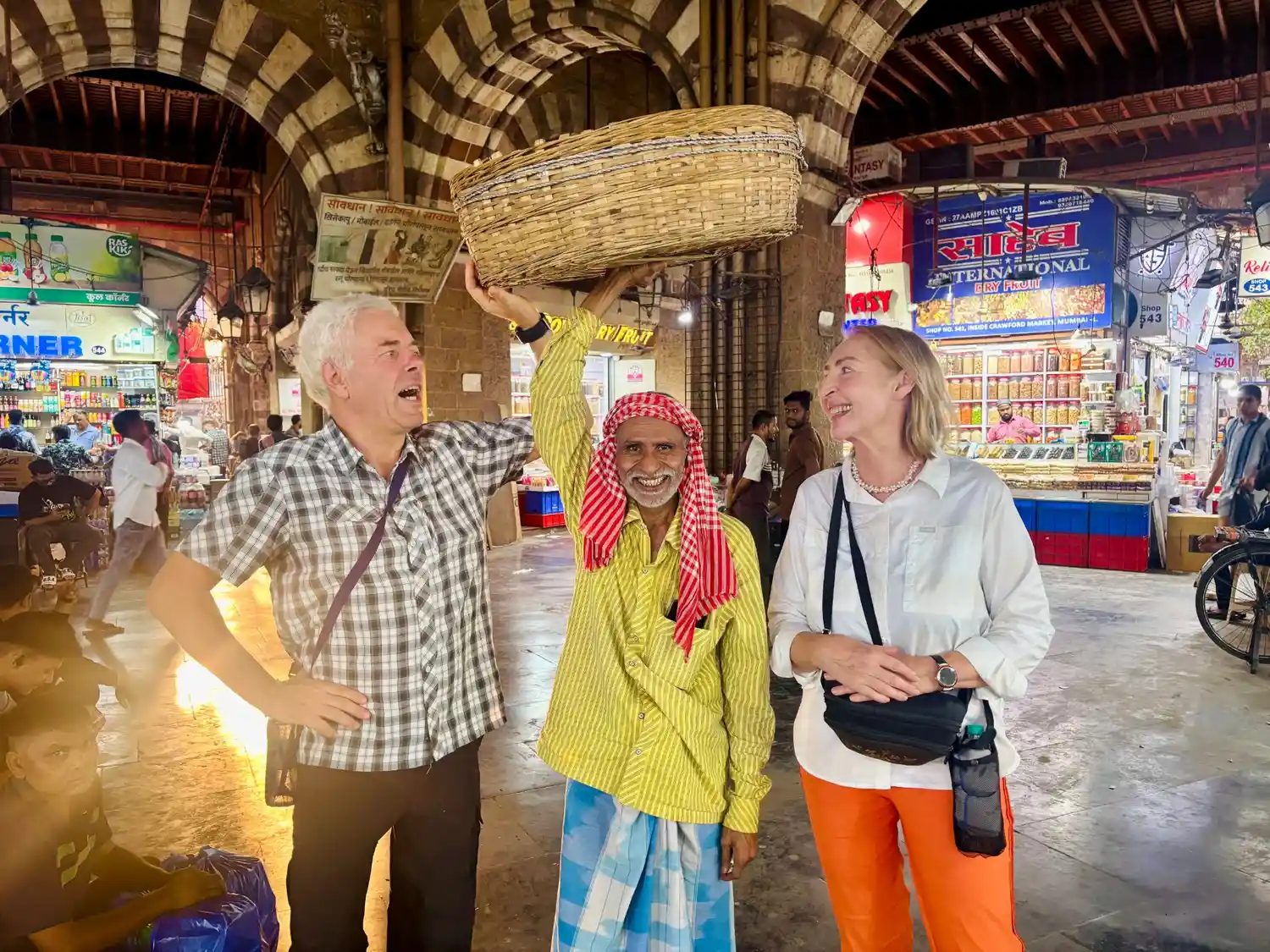 A fun local moment with a Crawford Market porter during our Mumbai City Tour